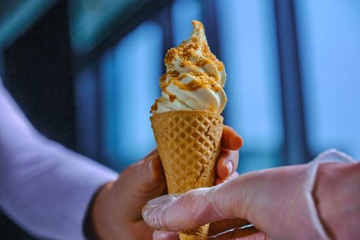 recipe image Karamelsoftijs met Karamelsaus & Stroopwafelcrumble